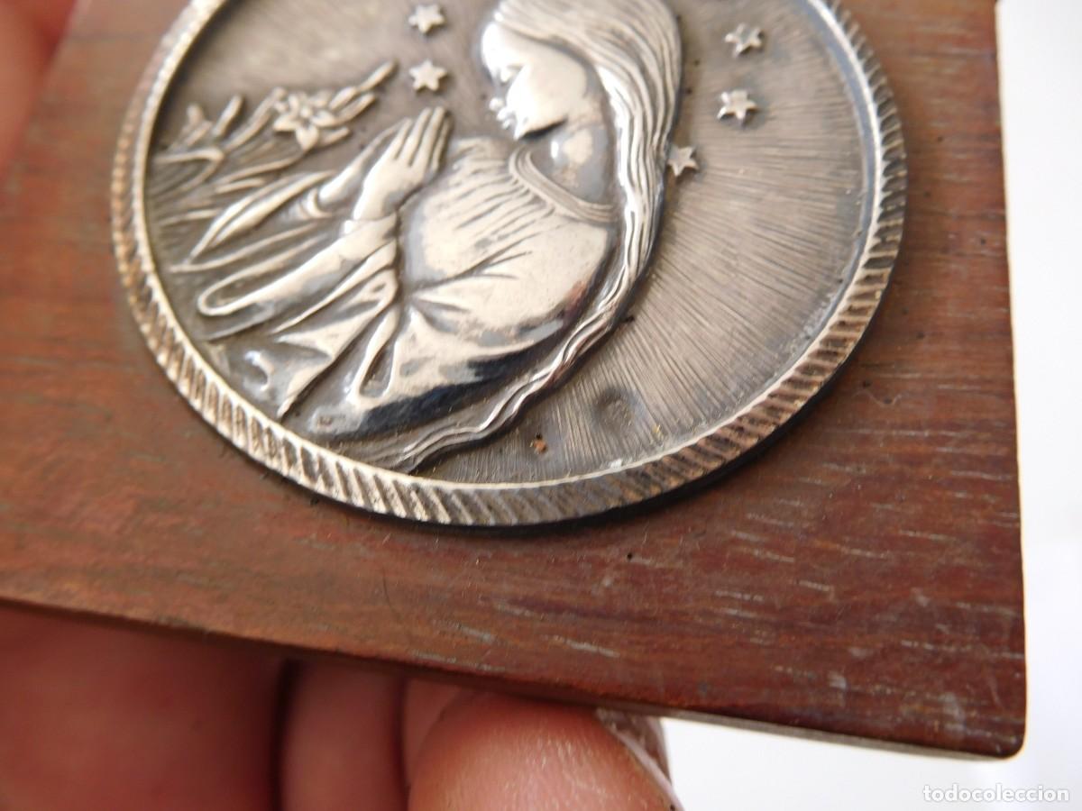 Antig&uuml;edades: Placa religiosa de plata sobre madera vintage - Foto 3
