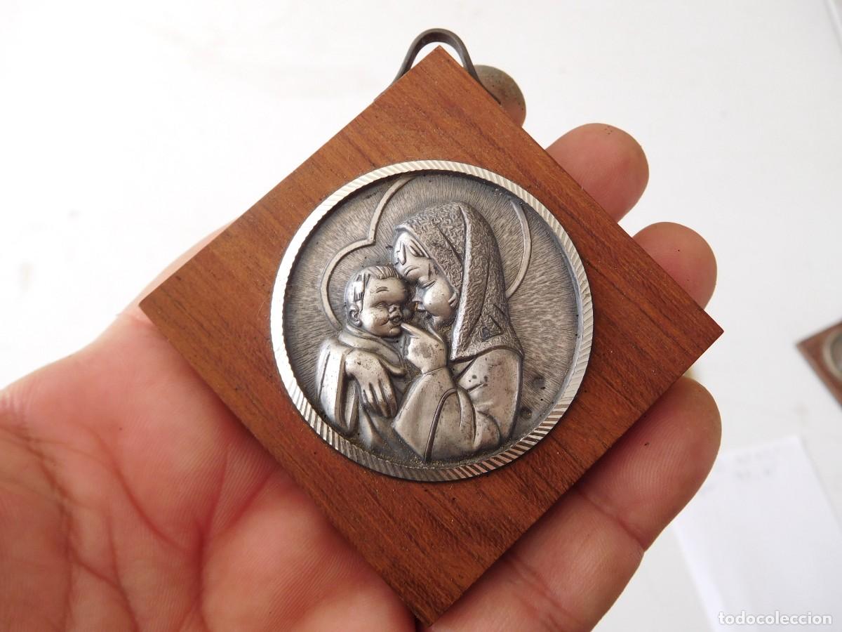 Antig&uuml;edades: Placa religiosa de plata sobre madera vintage - Foto 1