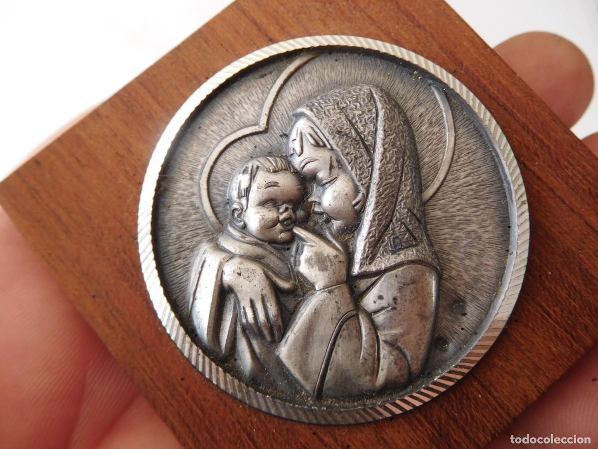 Antig&uuml;edades: Placa religiosa de plata sobre madera vintage - Foto 3
