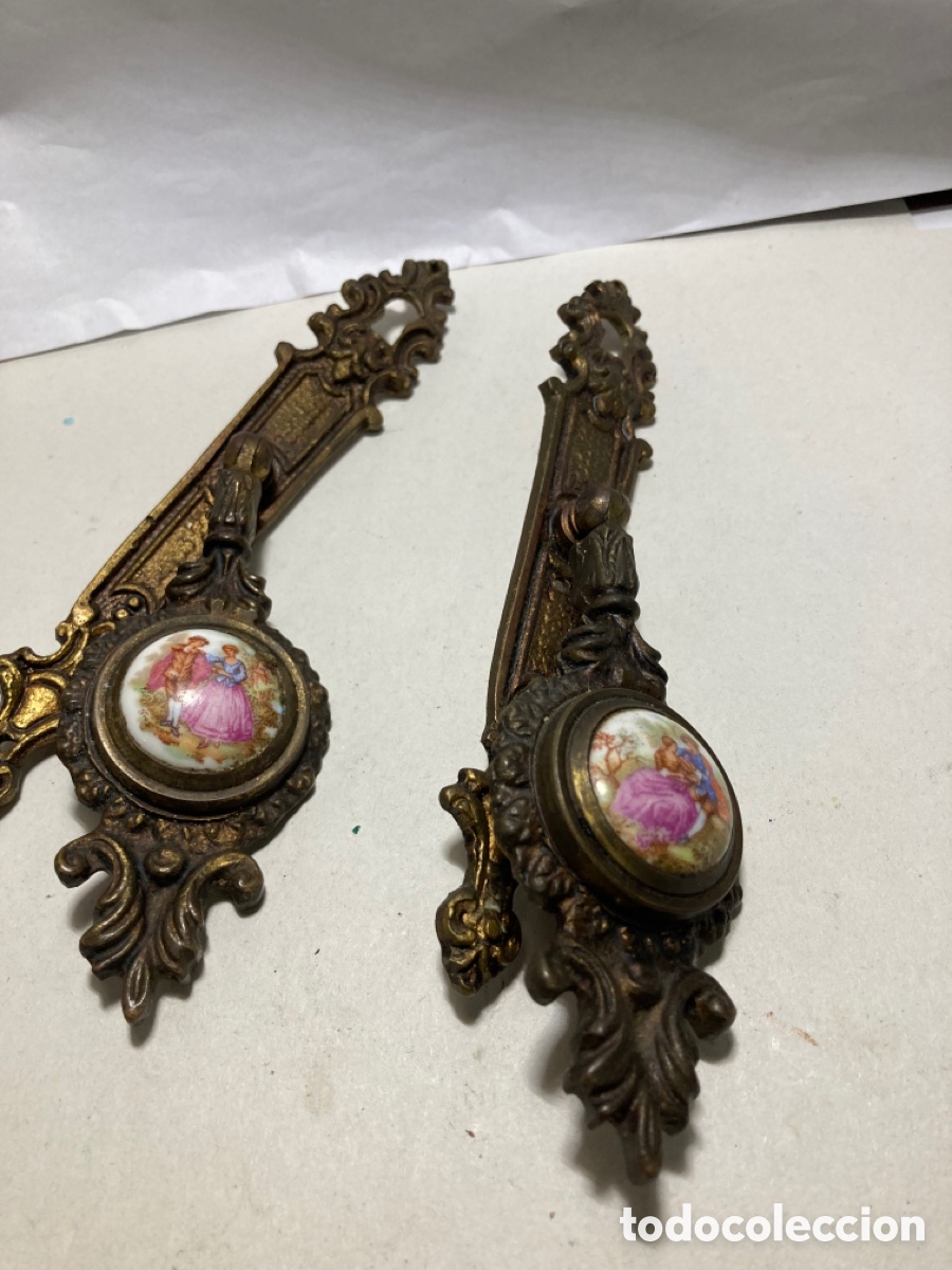 Antig&uuml;edades: 2 tiradores de armario bronce y porcelana antiguos