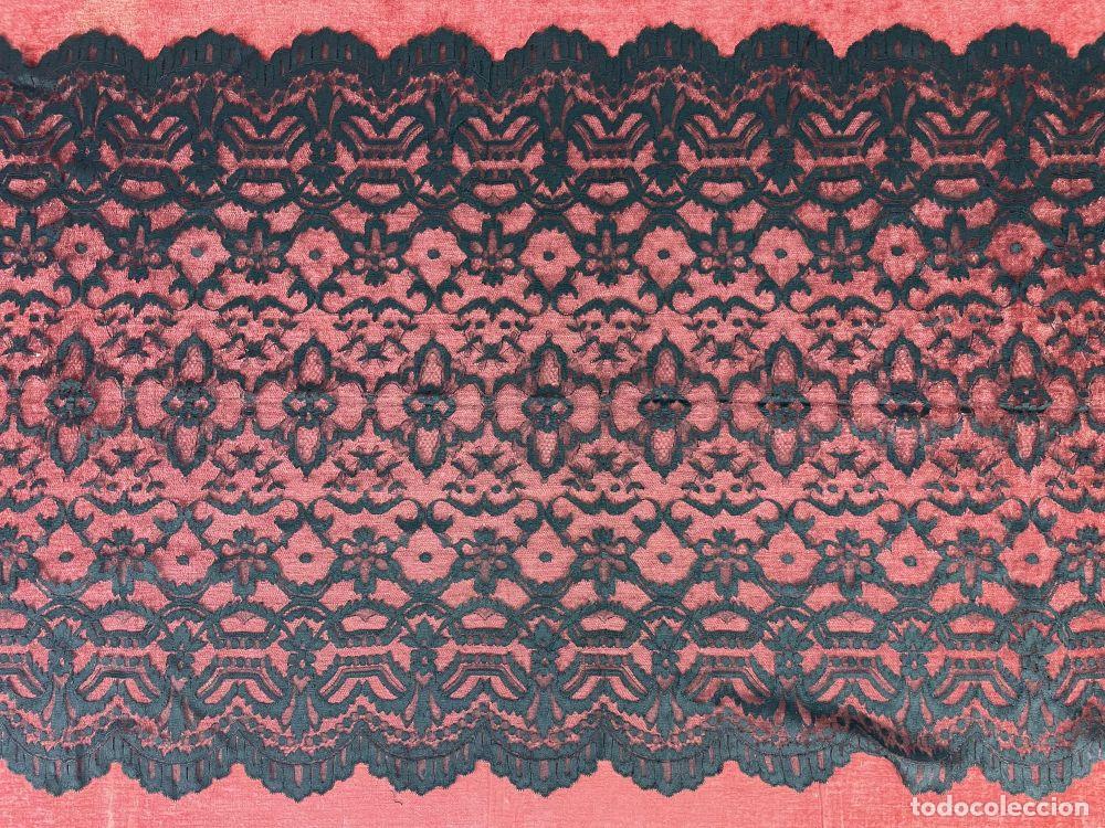 Antig&uuml;edades: MANTILLA RECTANGULAR. BORDADA A MANO. ESPA&Ntilde;A. SIGLO XIX - Foto 2