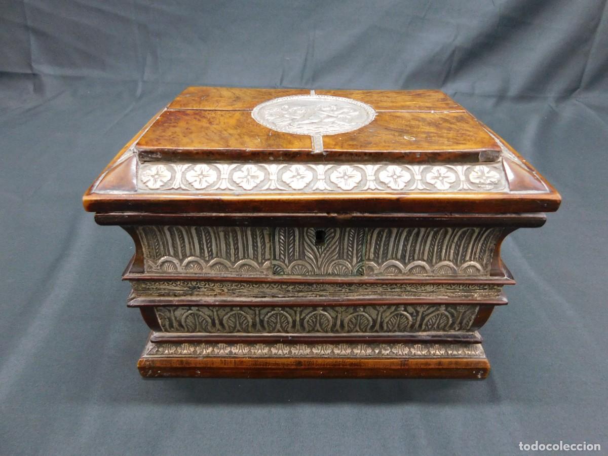 Antig&uuml;edades: Caja Madera y Plata - Foto 1