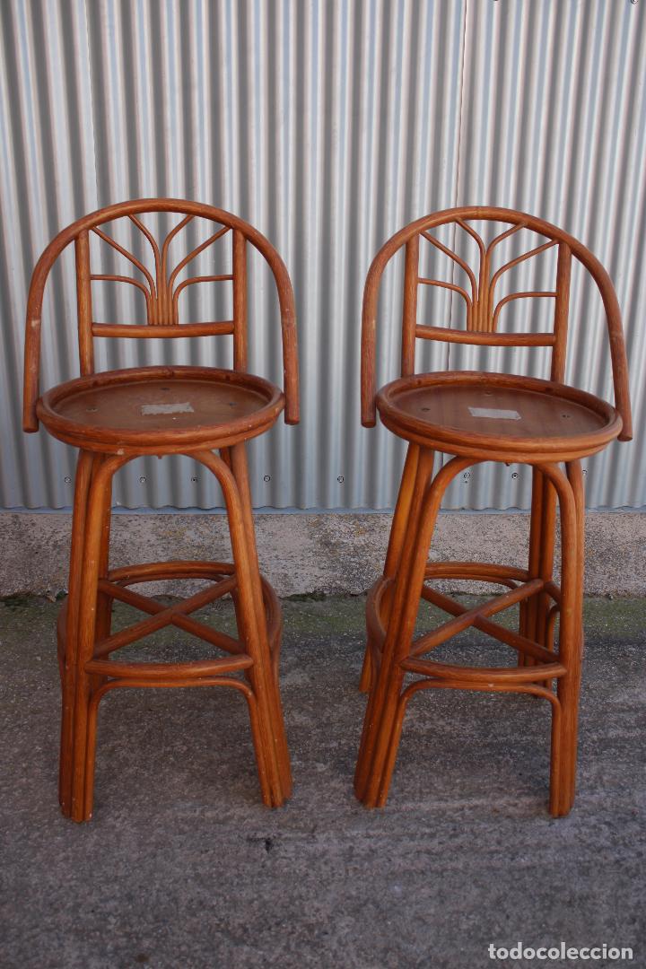 Antig&uuml;edades: 2 Taburetes de bar de mimbre vintage, - Foto 1