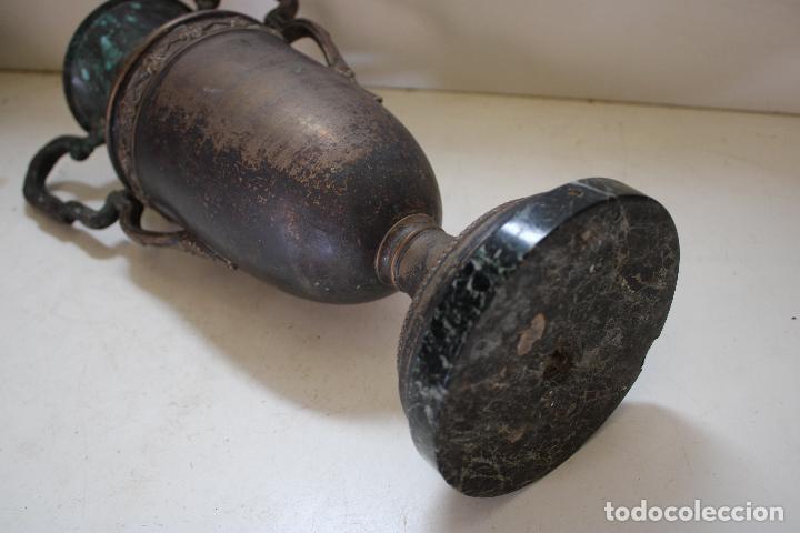 Antig&uuml;edades: antiguo jarron de altar - Foto 4