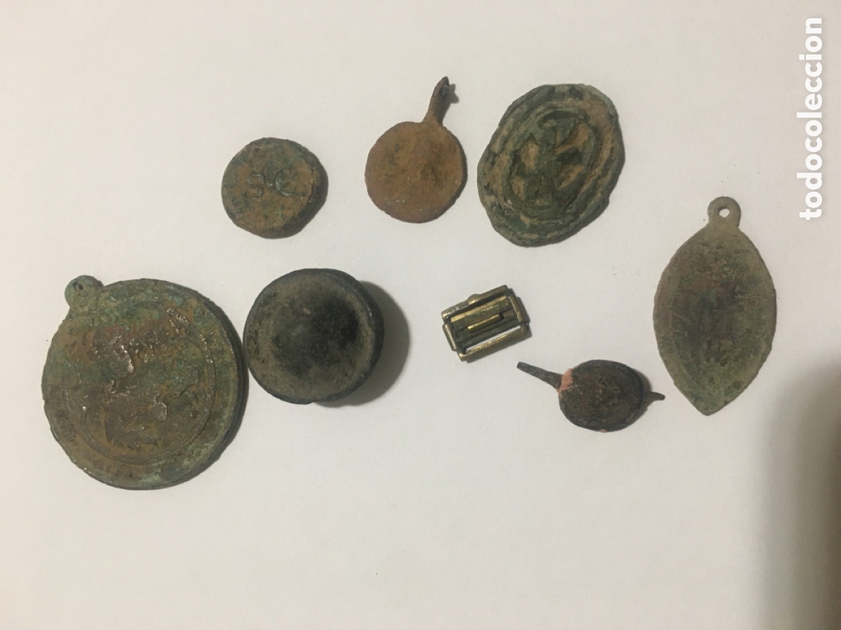 Antig&uuml;edades: Todo lo qu&eacute; se ve antiguo, medallas, pasador y restos de sortijas