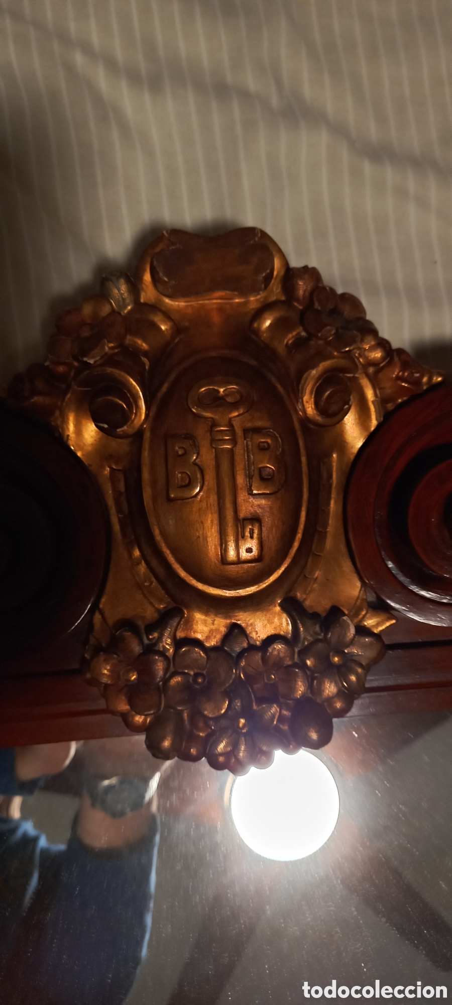 Antig&uuml;edades: Espejo madera y cuero repujado. Espectacular - Foto 4