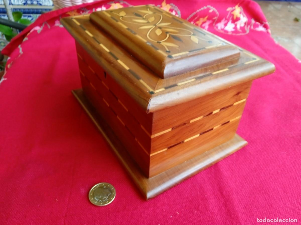 Antig&uuml;edades: Caja joyero ba&uacute;l con marqueter&iacute;a - Foto 2