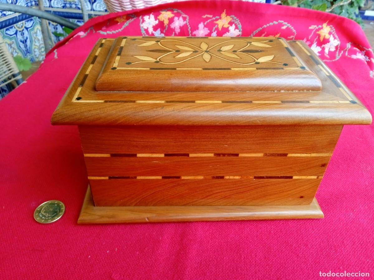 Antig&uuml;edades: Caja joyero ba&uacute;l con marqueter&iacute;a - Foto 3