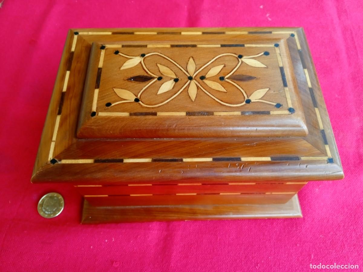 Antig&uuml;edades: Caja joyero ba&uacute;l con marqueter&iacute;a - Foto 4
