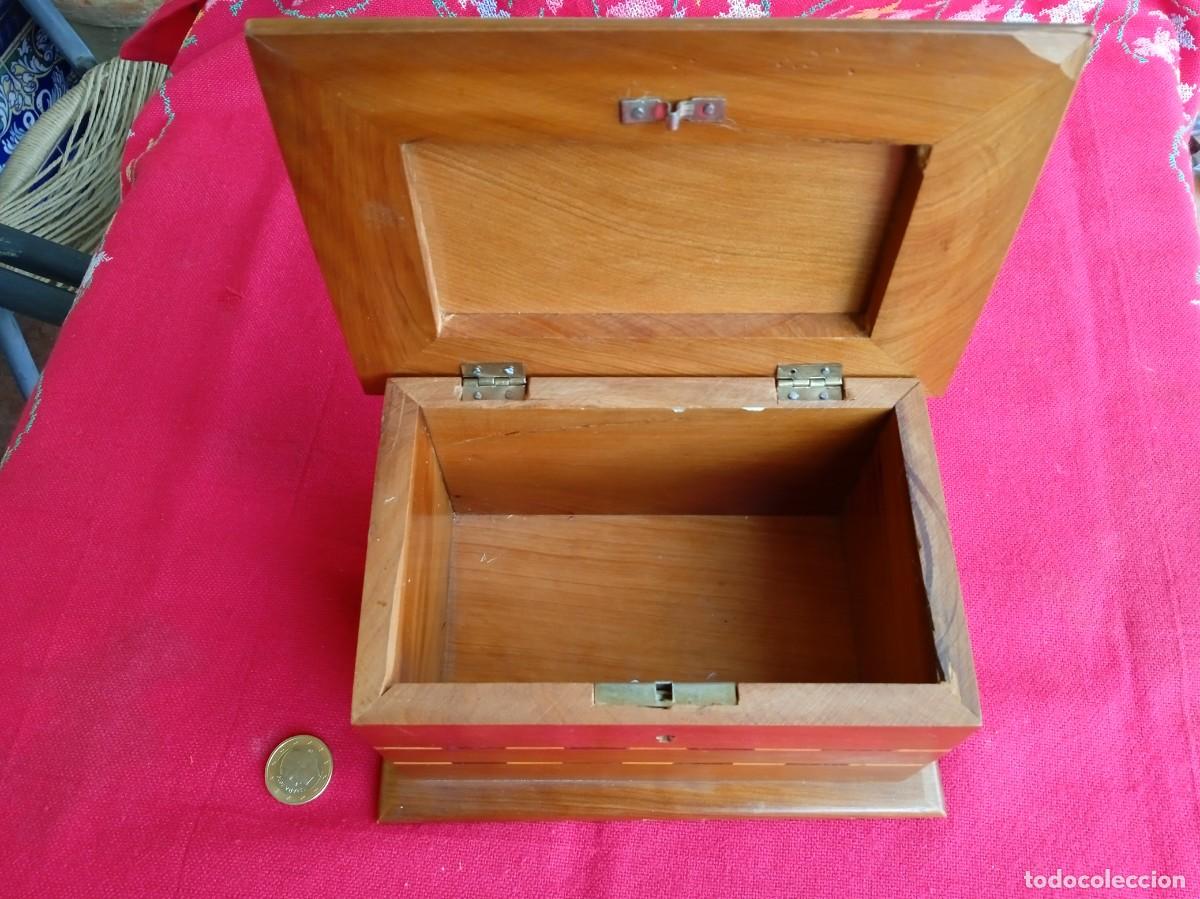 Antig&uuml;edades: Caja joyero ba&uacute;l con marqueter&iacute;a - Foto 5