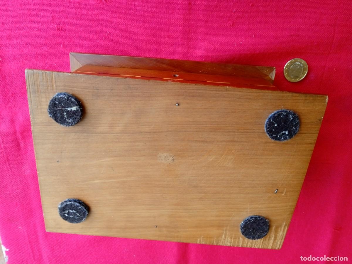 Antig&uuml;edades: Caja joyero ba&uacute;l con marqueter&iacute;a - Foto 6