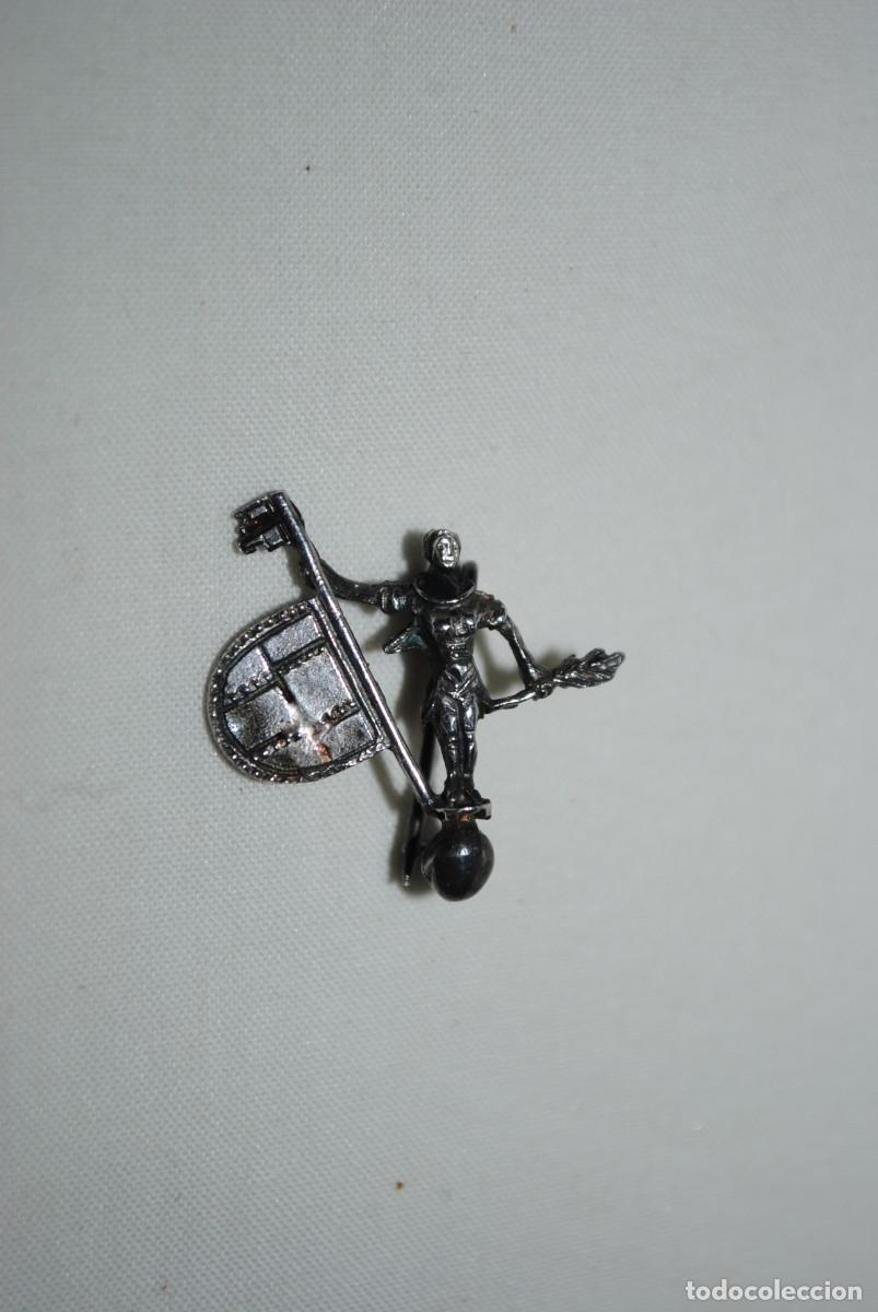 Antig&uuml;edades: BROCHE DE PLATA , EN FORMA DE GIRALDILLO - Foto 1