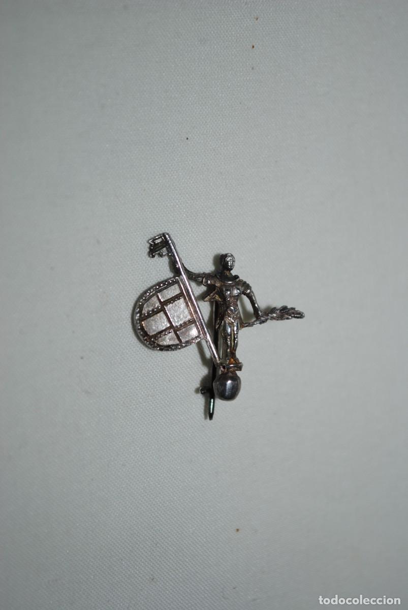 Antig&uuml;edades: BROCHE DE PLATA , EN FORMA DE GIRALDILLO - Foto 1