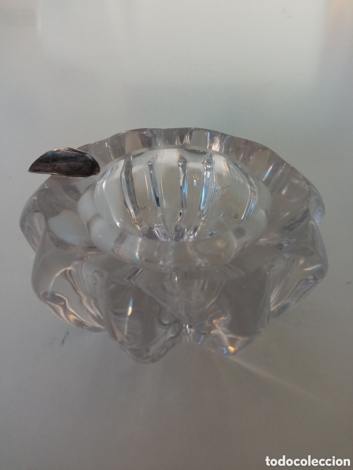 Antiguidades: Cenicero en cristal macizo y tallado con acabado plata (con contrastes) antigua.