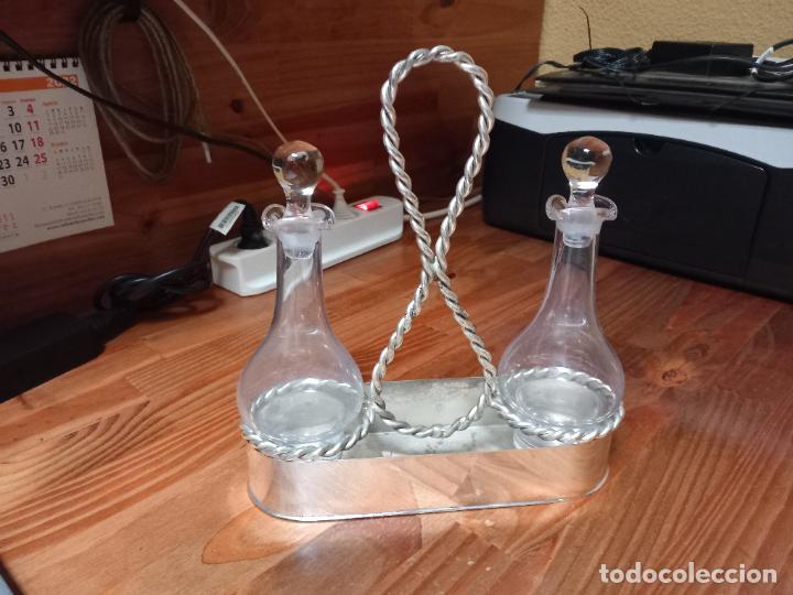 Antiguidades: &middot; Juego de vinagreras cristal y metal plateado. El conjunto mide 24cm.