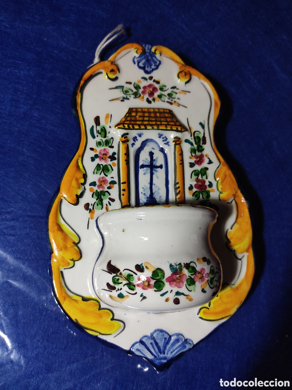 Antig&uuml;edades: Benditera de cer&aacute;mica de Talavera. - Foto 2