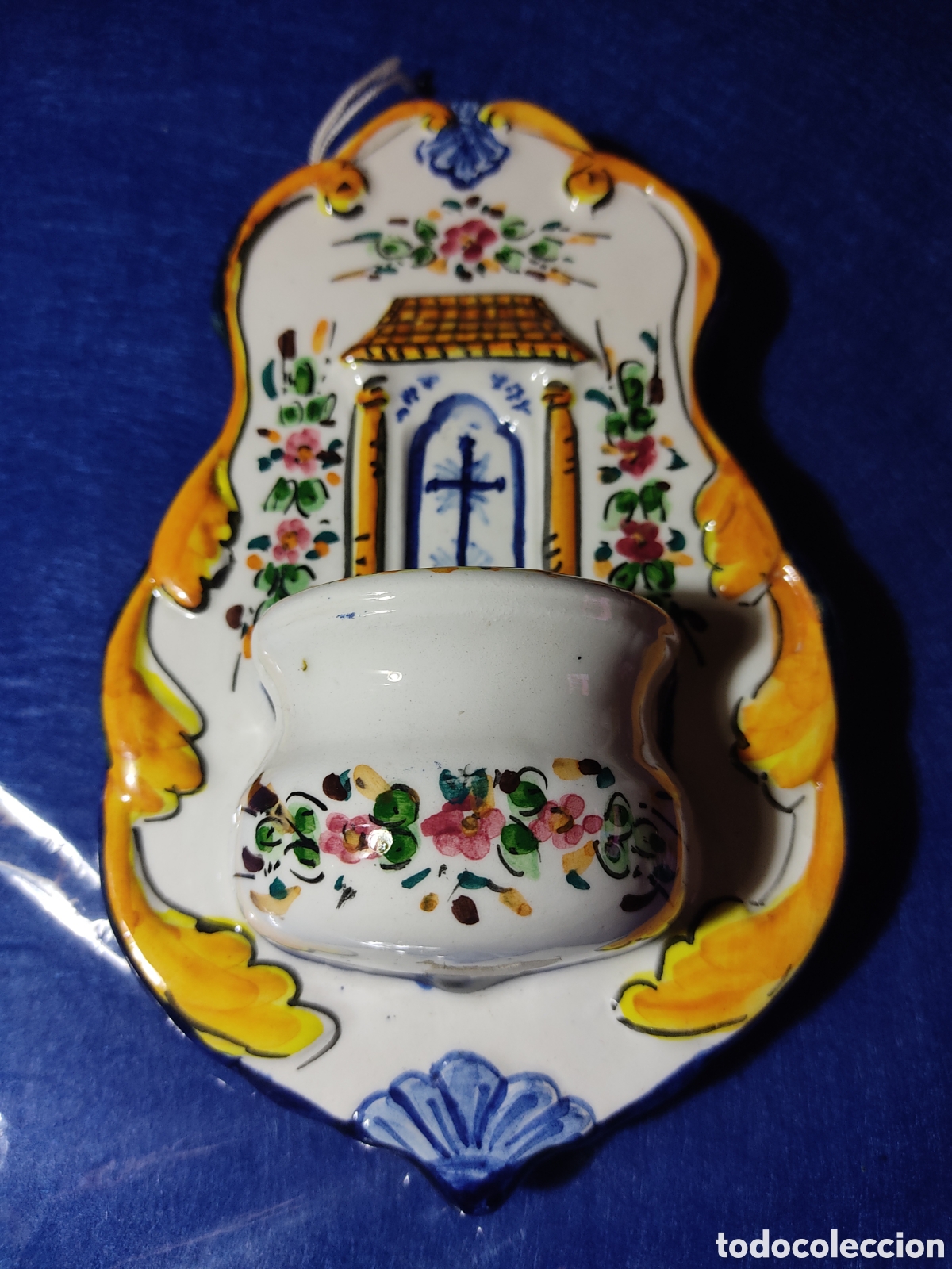 Antig&uuml;edades: Benditera de cer&aacute;mica de Talavera. - Foto 1
