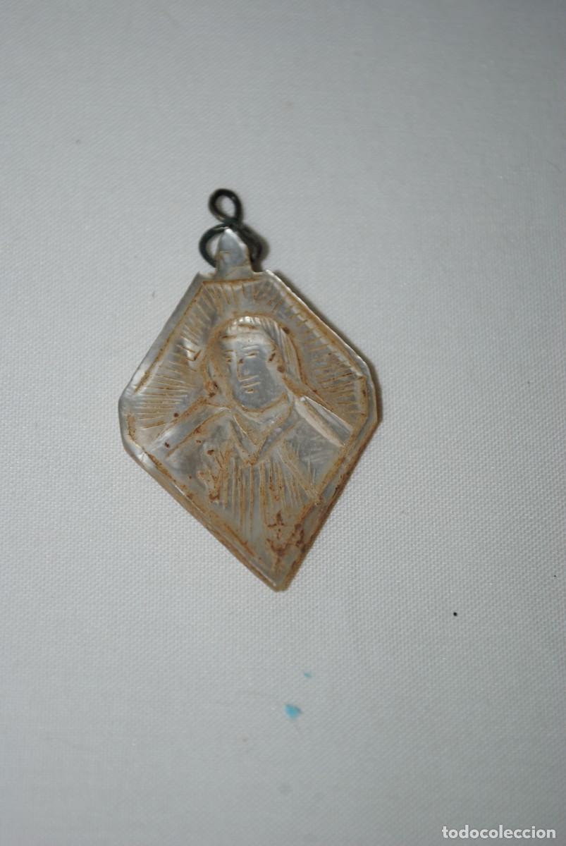 Antig&uuml;edades: MEDALLA ANTIGUA TALLADA EN NACAR - Foto 1