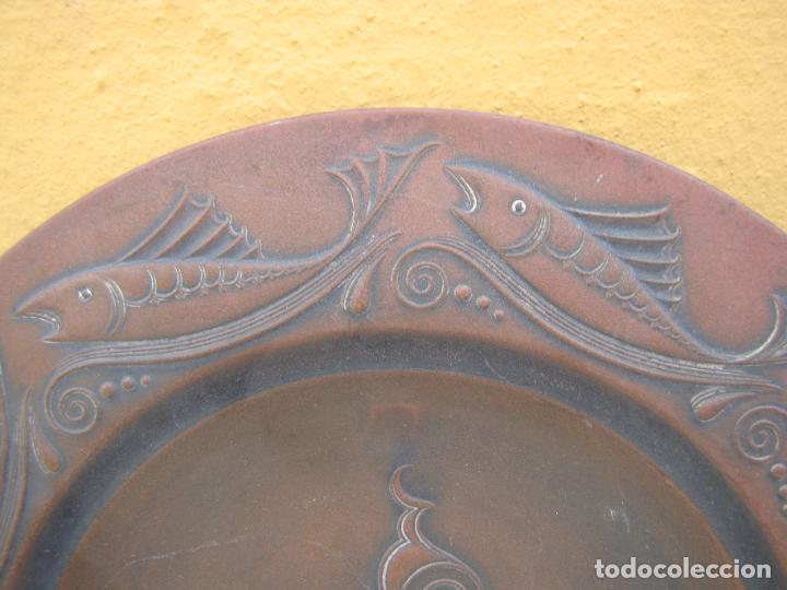 Antig&uuml;edades: 38.- Plato de cobre greca peces. 30 cm - Foto 2