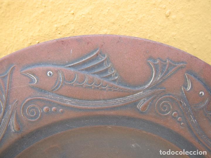 Antig&uuml;edades: 38.- Plato de cobre greca peces. 30 cm - Foto 3