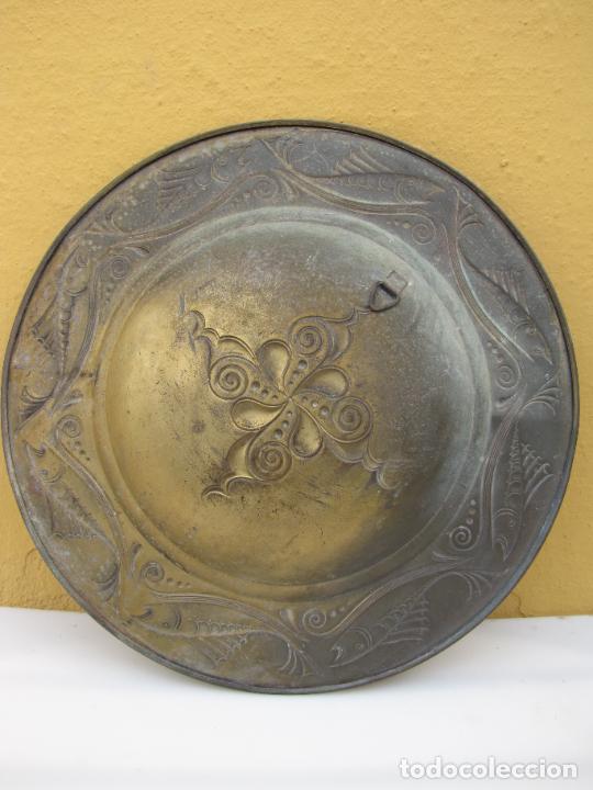 Antig&uuml;edades: 38.- Plato de cobre greca peces. 30 cm - Foto 5