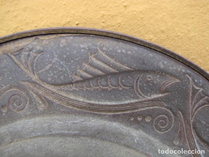 Antig&uuml;edades: 38.- Plato de cobre greca peces. 30 cm - Foto 6
