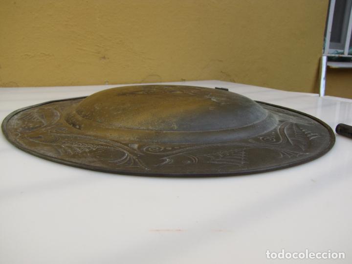 Antig&uuml;edades: 38.- Plato de cobre greca peces. 30 cm - Foto 7