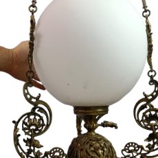 Antigüedades: ENOOORME LAMPARA FAROL TIPO GAS VOTIVA BRONCE Y OPALINA