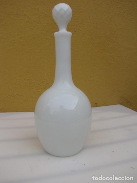 Antig&uuml;edades: 44.- Esbelta licorera de opalina blanca 28 cm - Foto 2
