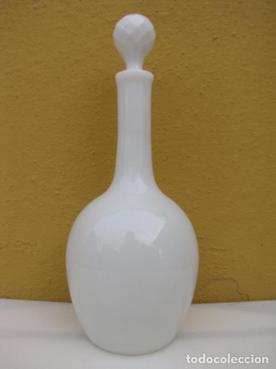 Antig&uuml;edades: 44.- Esbelta licorera de opalina blanca 28 cm - Foto 3