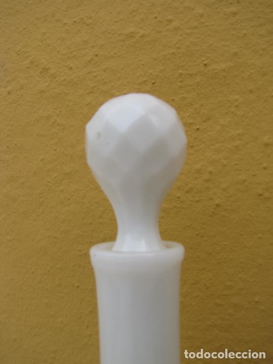 Antig&uuml;edades: 44.- Esbelta licorera de opalina blanca 28 cm - Foto 4