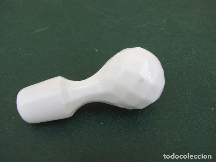 Antig&uuml;edades: 44.- Esbelta licorera de opalina blanca 28 cm - Foto 5