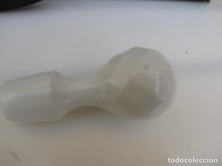 Antig&uuml;edades: 44.- Esbelta licorera de opalina blanca 28 cm - Foto 6