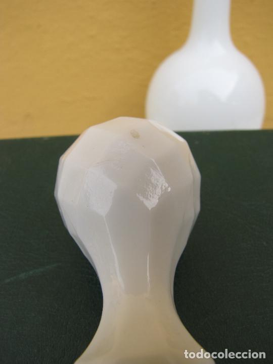 Antig&uuml;edades: 44.- Esbelta licorera de opalina blanca 28 cm - Foto 7