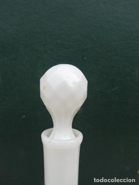 Antig&uuml;edades: 44.- Esbelta licorera de opalina blanca 28 cm - Foto 8