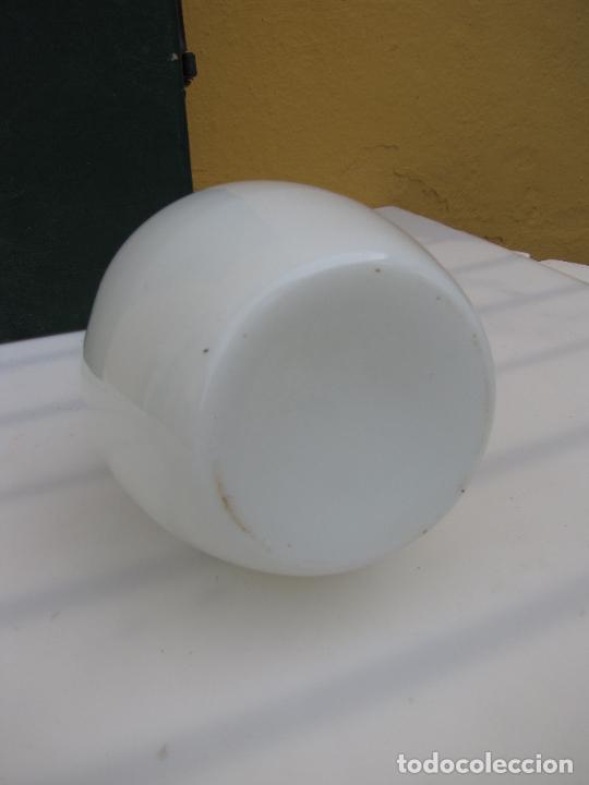 Antig&uuml;edades: 44.- Esbelta licorera de opalina blanca 28 cm - Foto 9