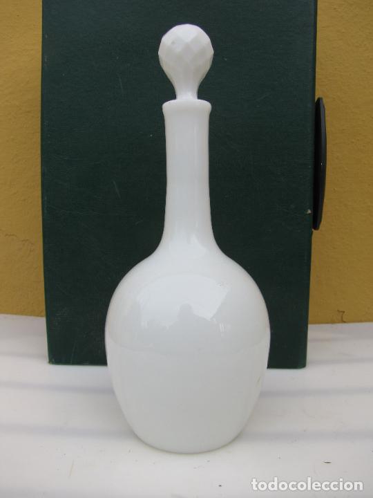 Antig&uuml;edades: 44.- Esbelta licorera de opalina blanca 28 cm - Foto 1