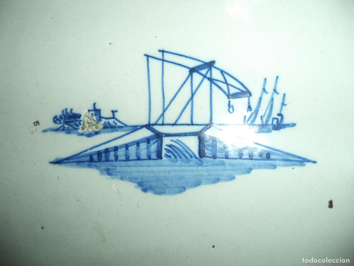 Antig&uuml;edades: Curioso azulejo, com Paisagem a beira mar, com edificio, grua e barco, S&eacute;c XIX - Foto 3