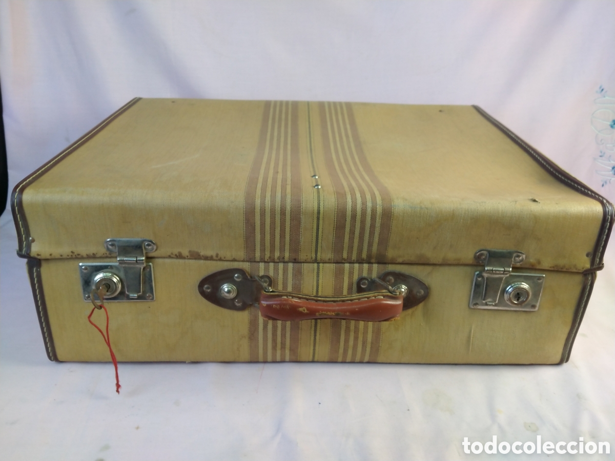 Antig&uuml;edades: Antigua maleta tesa con llave 60/47/22 cms - Foto 2