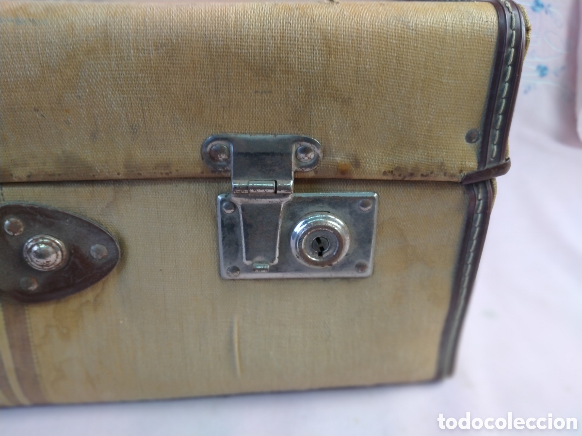 Antig&uuml;edades: Antigua maleta tesa con llave 60/47/22 cms - Foto 5