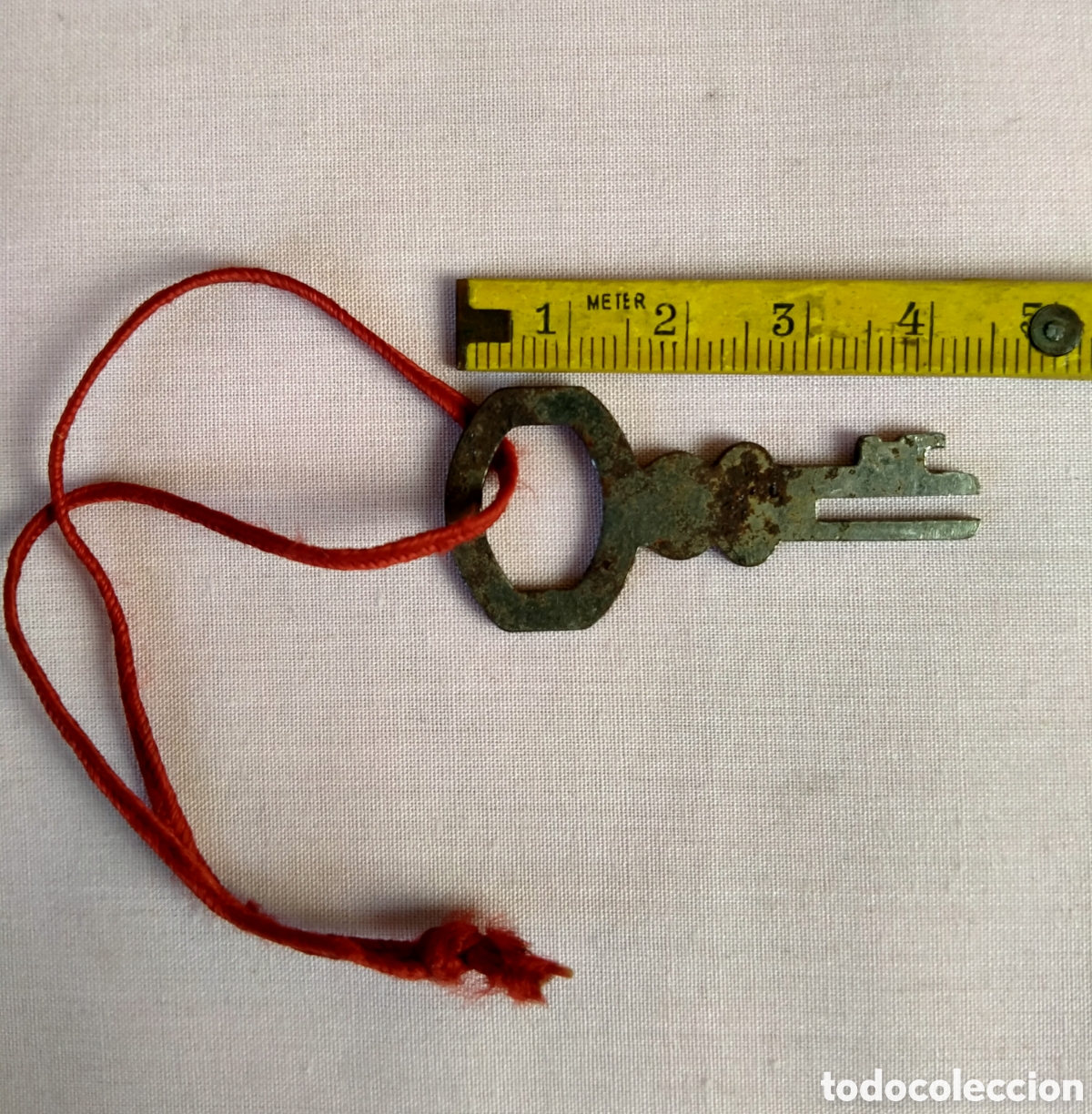 Antig&uuml;edades: Antigua maleta tesa con llave 60/47/22 cms - Foto 18