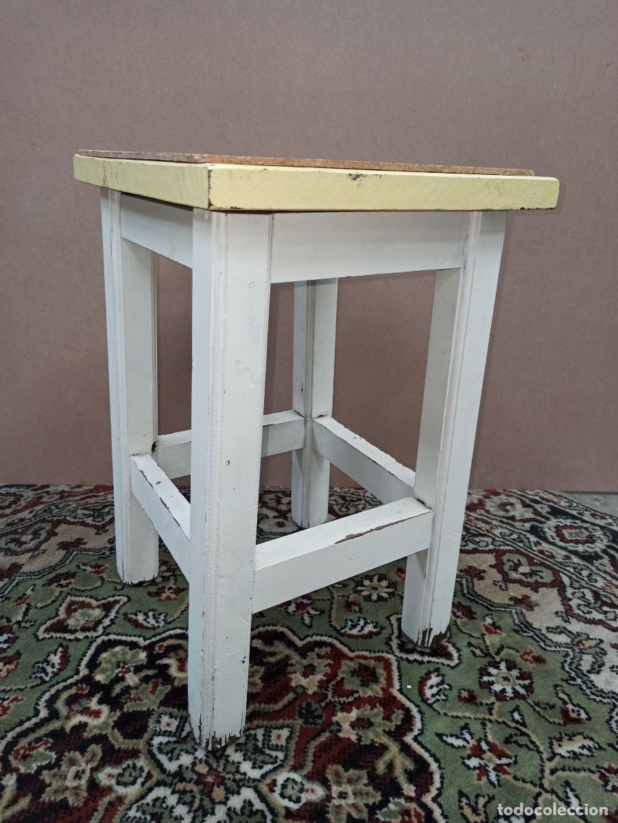Antig&uuml;edades: Bonito taburete de madera con acabado en blanco. - Foto 2