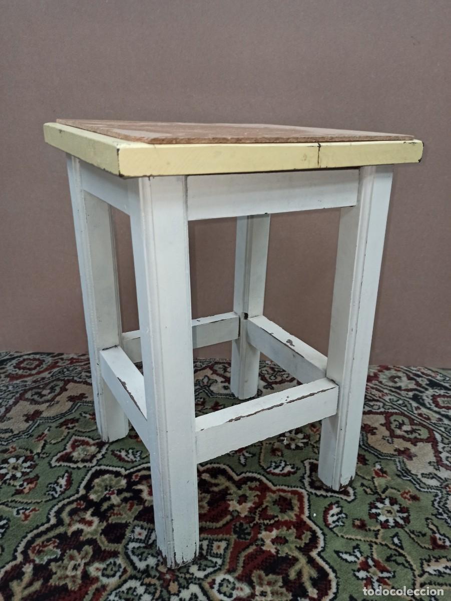 Antig&uuml;edades: Bonito taburete de madera con acabado en blanco. - Foto 3