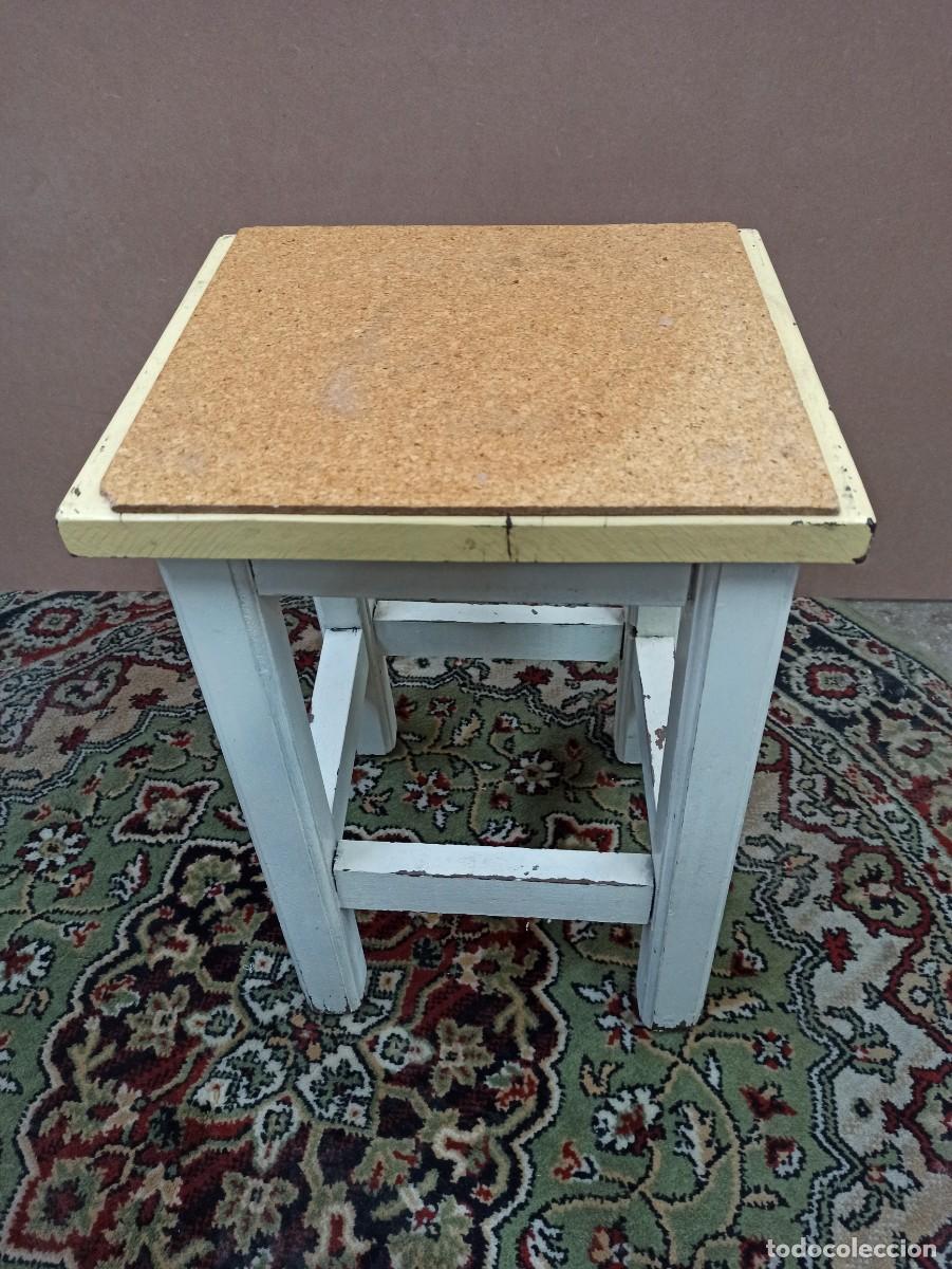 Antig&uuml;edades: Bonito taburete de madera con acabado en blanco. - Foto 4
