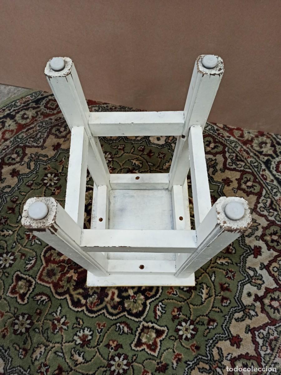 Antig&uuml;edades: Bonito taburete de madera con acabado en blanco. - Foto 5
