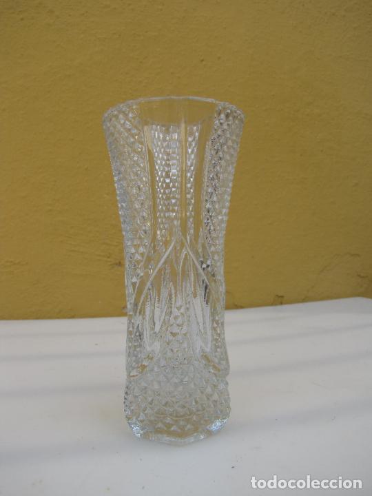 Antiguidades: 45.- Violetero de cristal tallado