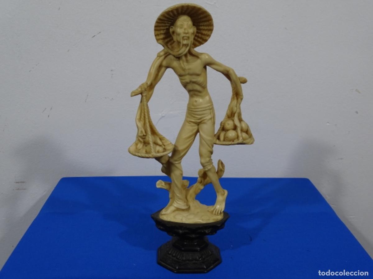 Antig&uuml;edades: FIGURA DE CHINO CON FRUTAS SOBRE PEANA DE CAOBA.