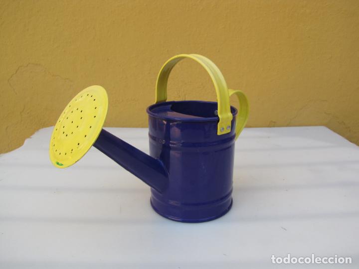 Antig&uuml;edades: 49.- regadera de chapa esmaltada morada - Foto 2