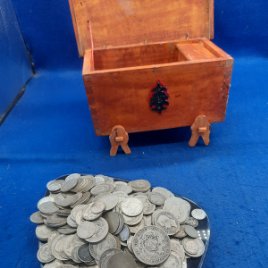 Cofre con más de 1,5 kilos de monedas de plata antiguas