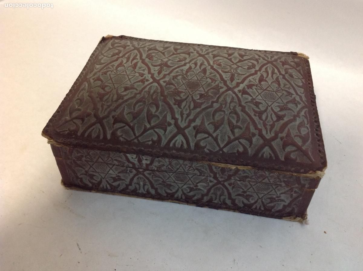 Antig&uuml;edades: Caja de madera y s&iacute;mil cuero gofrado - Foto 1